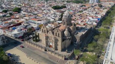 Guadalajara Jalisco Mexico şehir merkezindeki Guadalupe Anıtı 'nın etrafında saat yönünün tersine dönen insansız hava aracı.