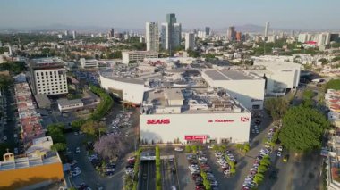 Drone dronie görüntüsü Guadalajara şehir manzarasını gösteren La Gran Plaza alışveriş merkezinden uzaklaşıyor