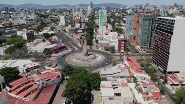 Çocuk Kahramanlar Bulvarı boyunca kavşak ve merkez anıta doğru kısa bir hava manzarası var.