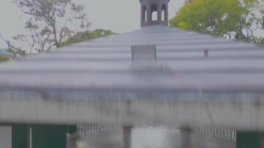 Chilpancingo şehir merkezinden kalkan hava aracı ağaçlar, şehir binaları ve dağ siluetlerini gösteriyor.