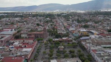 Jocotepec merkezi üzerinde ana meydan, kilise ve çevre kasaba manzaralı havadan hareketlilik