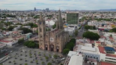 Guadalajara 'daki Templo Expiatorio çevresinde dairesel bir yolda uçan hava görüntüleri kentsel çevreyi gösteriyor.