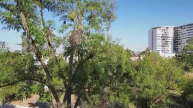 Görünür kuru zemin, ağaçlar ve Guadalajara 'daki taş duvarlı Parque Alcalde' de hava aracı havalandı.