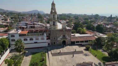 İnsansız hava aracı havadan çekildi. Havacı Aziz Andrew Kilisesi 'nden uzaklaşıyor. Ajijic Jalisco Meksika şehir merkezinde.