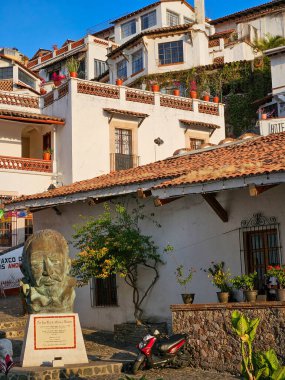 Taxco, Meksika - 21 Aralık 2024 Juan Ruiz de Alarcon 'un tarihi Taxco, Meksika' daki bronz büstü