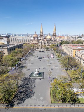 Jalisco Mexico 'da güneşli bir günde arka planda Guadalajara Katedrali' nin bulunduğu Plaza Tapatia 'nın dikey perspektifi yükseldi.
