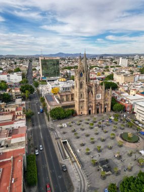 Guadalajara, Meksika - 23 Şubat 2025: Guadalajara Jalisco 'daki Templo Expiatorio del Santisimo Sacramento' nun sağ tarafından yükseltilmiş hava perspektifi