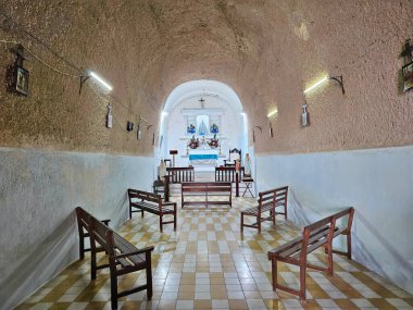 Jalisco, Villa Corona 'daki Arena Tapınağı' nın ana sunağını gösteren yatay bir çekim, tasarımın ve manevi ortamı vurguluyor.