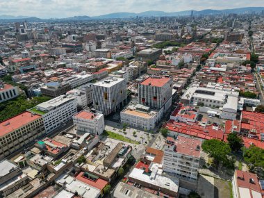 Guadalajara şehir merkezinin havadan görüntüsü, Meksika. Modern ve tarihi binalar, yaratıcı dijital merkez statüsünü yansıtan hareketli bir şehir merkezi oluşturur.
