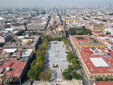 Guadalajara, Meksika - 8 Kasım 2025: Guadalajara Katedrali 'nin ve yenileme sırasında Tapatia Plaza' nın merkezinin insansız hava aracı görüntüsü. Jalisco 'nun tarihi şehir merkezi