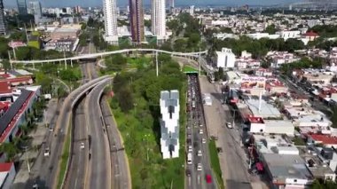 Guadalajara 'daki Los Cubos anıtına doğru Avenida Vallarta boyunca hareket eden hızlı hava videosu