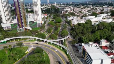 İHA videosu Los Cubos kavşağının ve Guadalajara 'daki trafiğin üzerinde geriye doğru uçuyor.