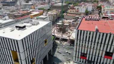 Guadalajara, Meksika havacılık şehri. Modern çizgili binalar ve geleneksel mimari karışım canlı bir kentsel yaratıcı dijital merkez oluşturuyor.