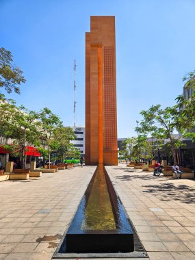 Guadalajara, Meksika - 13 Nisan 2025: El Palomar, Luis Barragan 'ın modernist yapısı, güneşli bir şehir meydanında duruyor. Uzun beton yapısı bir su kanalı ve yeşil ağaçlarla tamamlanır.