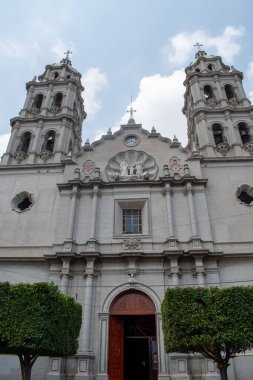 Guadalajara, Meksika - 6 Eylül 2025: Guadalajara, Meksika 'daki tarihi Kutsal Aile Kilisesi' nin ön görüntüsü. Süslü mimari, ikiz çan kuleleri