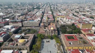 Guadalajara, Meksika - 8 Kasım 2025: İHA manzaralı Guadalajara Katedrali, ikonik bir Meksika simgesi. Merkezi Tapatia Meydanı ve çevre şehir manzarası özellikleri