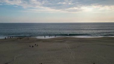 Meksika 'nın Guerrero kentindeki El Carrizal plajında sakin okyanusun ve kumlu sahillerin keyfini çıkaran insanların manzarası yükseldi.