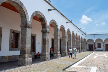 Guadalajara, Meksika - 19 Temmuz 2025: Guadalajara, Guadalajara 'daki tarihi avlunun güneşli manzarası. Koloni taş kemerleri, beyaz duvarlar ve keşif yapan ziyaretçiler.