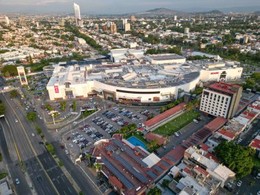 Guadalajara, Meksika - Temmuz 04: 2025: Guadalajara 'daki La Gran Plaza alışveriş merkezi, yollar ve çevre şehir manzarasını gösteren geniş hava görüntüleri