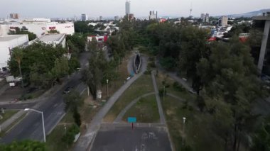 Guadalajara, Meksika - 16 Kasım 2025: Büyüleyici hava aracı görüntüleri Lazaro Cardenas Linear Park 'ı gösteriyor, Guadalajara şehrine canlı bir perspektif sunuyor