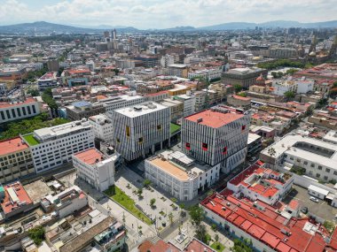 Guadalajara 'nın şehir merkezinin havadan çekilmiş görüntüleri, uzak dağlarla temiz bir gökyüzü altında geleneksel mimari ve modern dijital yaratıcı binaların bir karışımını gösteriyor.