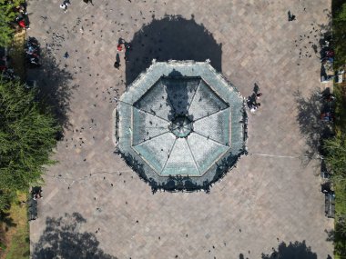 Guadalajara, Meksika - 8 Kasım 2025: Guadalajara, Plaza de Armas 'ın yukarıdan aşağı havadan çekimi. Tarihi şehir meydanında merkezi bir sekizgen bando standı, yürüyen insanlar ve sayısız güvercin yer alıyor.