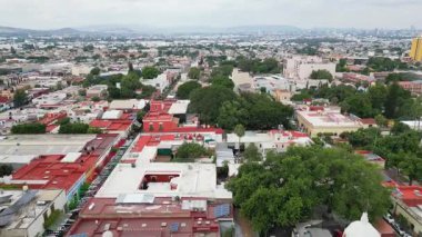 Tlaquepaque, Jalisco 'nun tarihi meydanından çekilen panoramik insansız hava aracı videosu, koloni mimarisi ve hareketli şehir hayatı ile büyüleyici bir kasabayı gözler önüne seriyor..