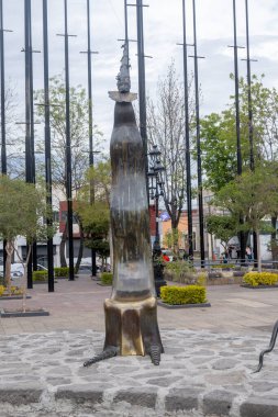 Guadalajara, Meksika - 25 Ocak 2026: Modern soyut bronz heykel, belirgin bir kent simgesi olan Bakımevi Plaza 'da duruyor.