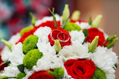 Çiçeklerdeki alyanslar