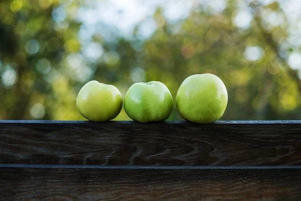 Três maçã verde — Fotografia de Stock