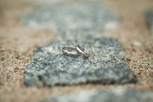 Anéis de casamento em pedra — Fotografia de Stock