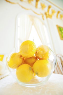 Bir kasede limon