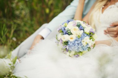 Yemyeşil düğün buketi