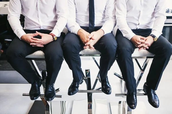 Üç adam beyaz gömlek ve pantolon