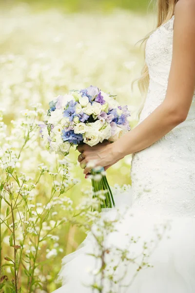 Die Braut und der Brautstrauß — Stockfoto