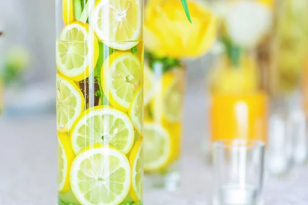 Нарезанный лимон в фазе с цветами — стоковое фото