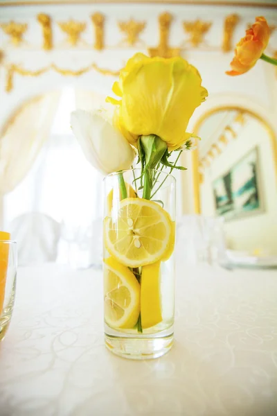 Roses dans un vase avec des tranches de citron — Photo