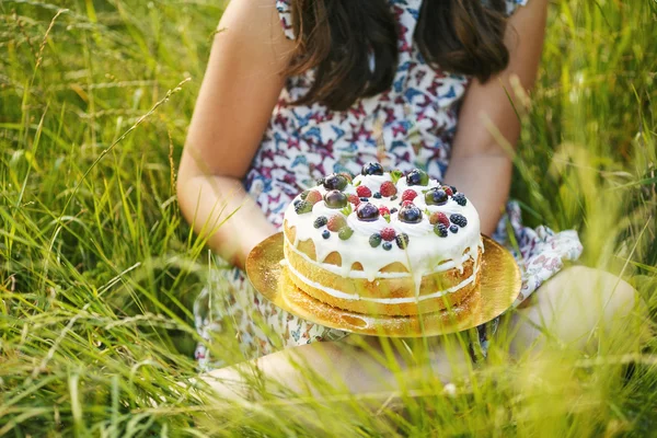 Chica con pastel de arándanos — Foto de Stock