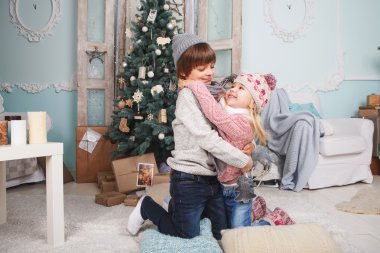 Noel ağacının etrafında çıkarmaya