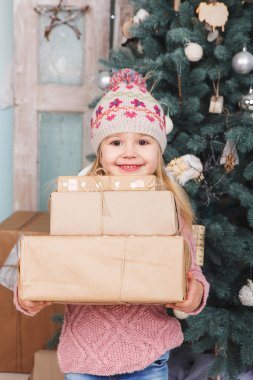 Güzellik yeni yıl hediyeleri ile küçük kız