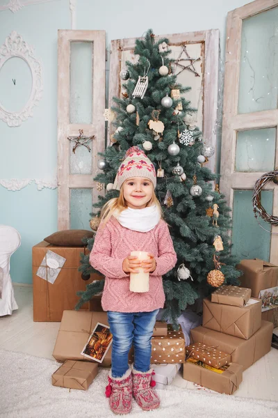 Many gifts and little girl — Stock Photo, Image