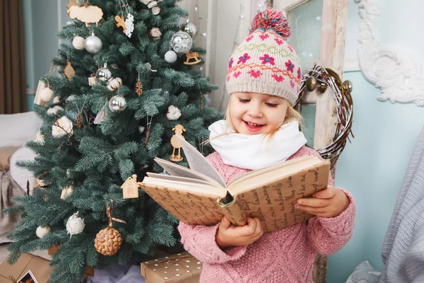 küçük kız kitap okumak