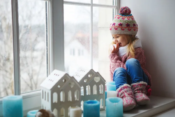 Holčička na okenní parapet — Stock fotografie