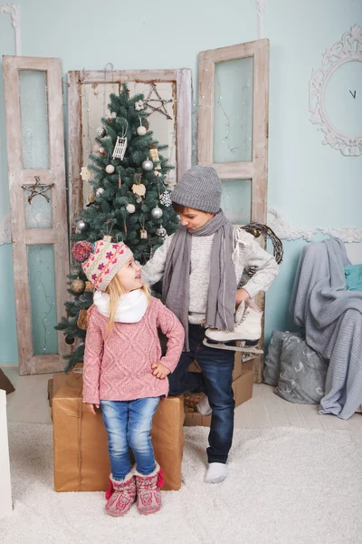 Niña y niño alrededor del árbol de Navidad — Foto de Stock