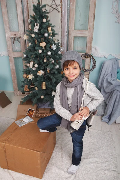 Kleiner Junge mit Schlittschuhen — Stockfoto