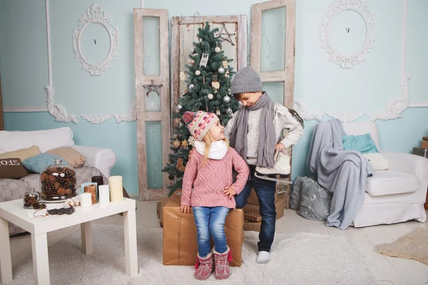 子供とクリスマス ツリー — ストック写真