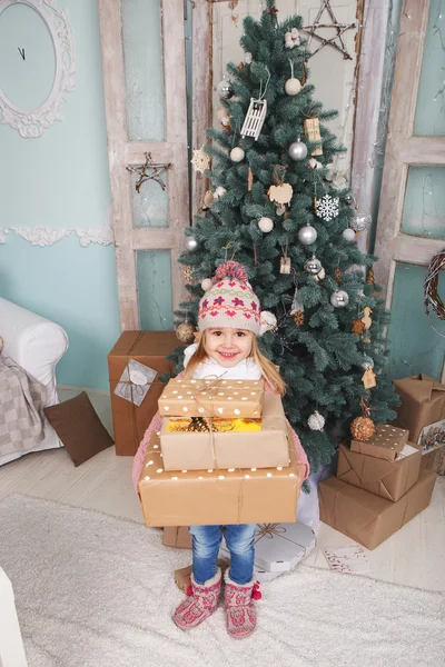 Schönheit kleines Mädchen mit Geschenken — Stockfoto