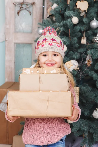 Güzellik yeni yıl hediyeleri ile küçük kız