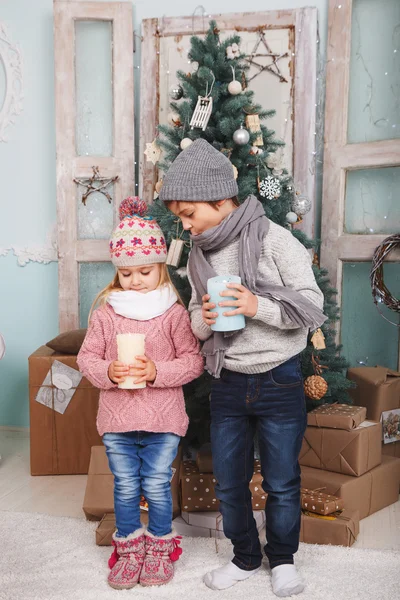 Junge und Mädchen mit Kerzen — Stockfoto