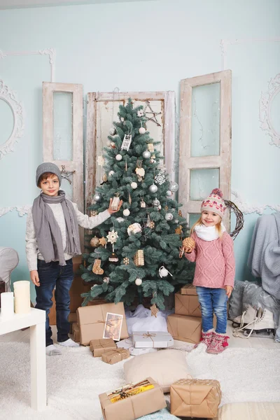 Rund um den Weihnachtsbaum — Stockfoto